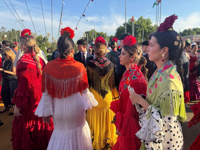 Ragazze sivigliane in costume flamenco